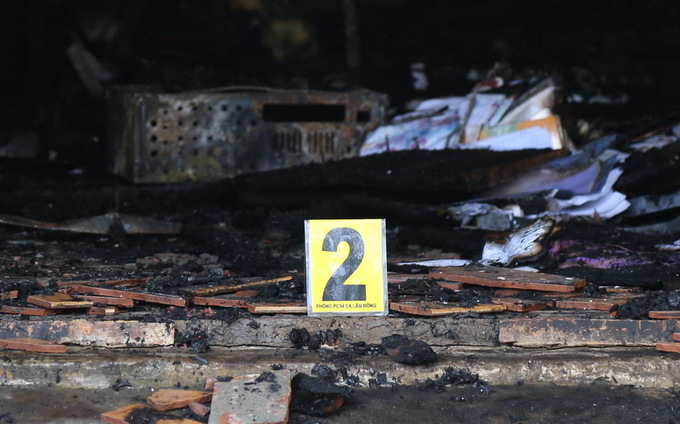 Cảnh sát khám nghiệm hiện trường căn nhà cháy 5 người chết ở Đà Lạt